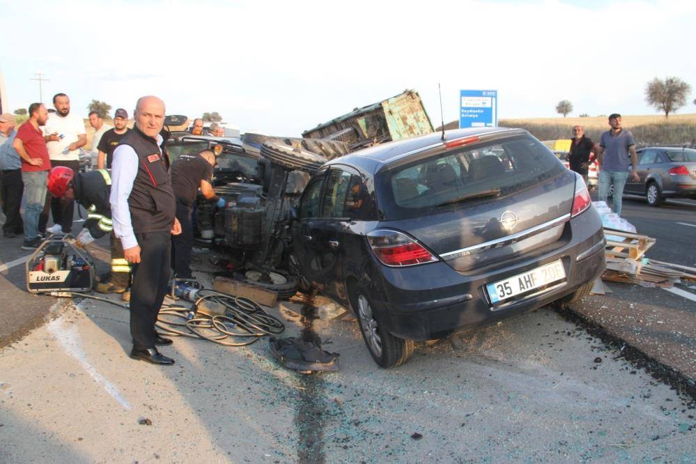 Konya’da otomobil şerit değiştirmek isteyen traktöre çarptı 5